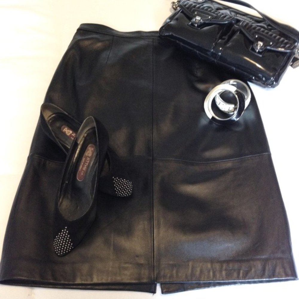 Women real leather fully lined pencil skirt in black- Size 6 in EUC